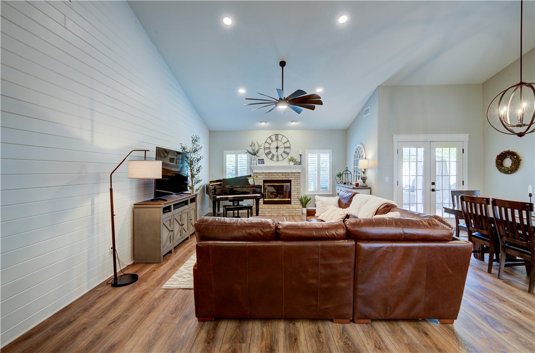 1812 E Oakmont