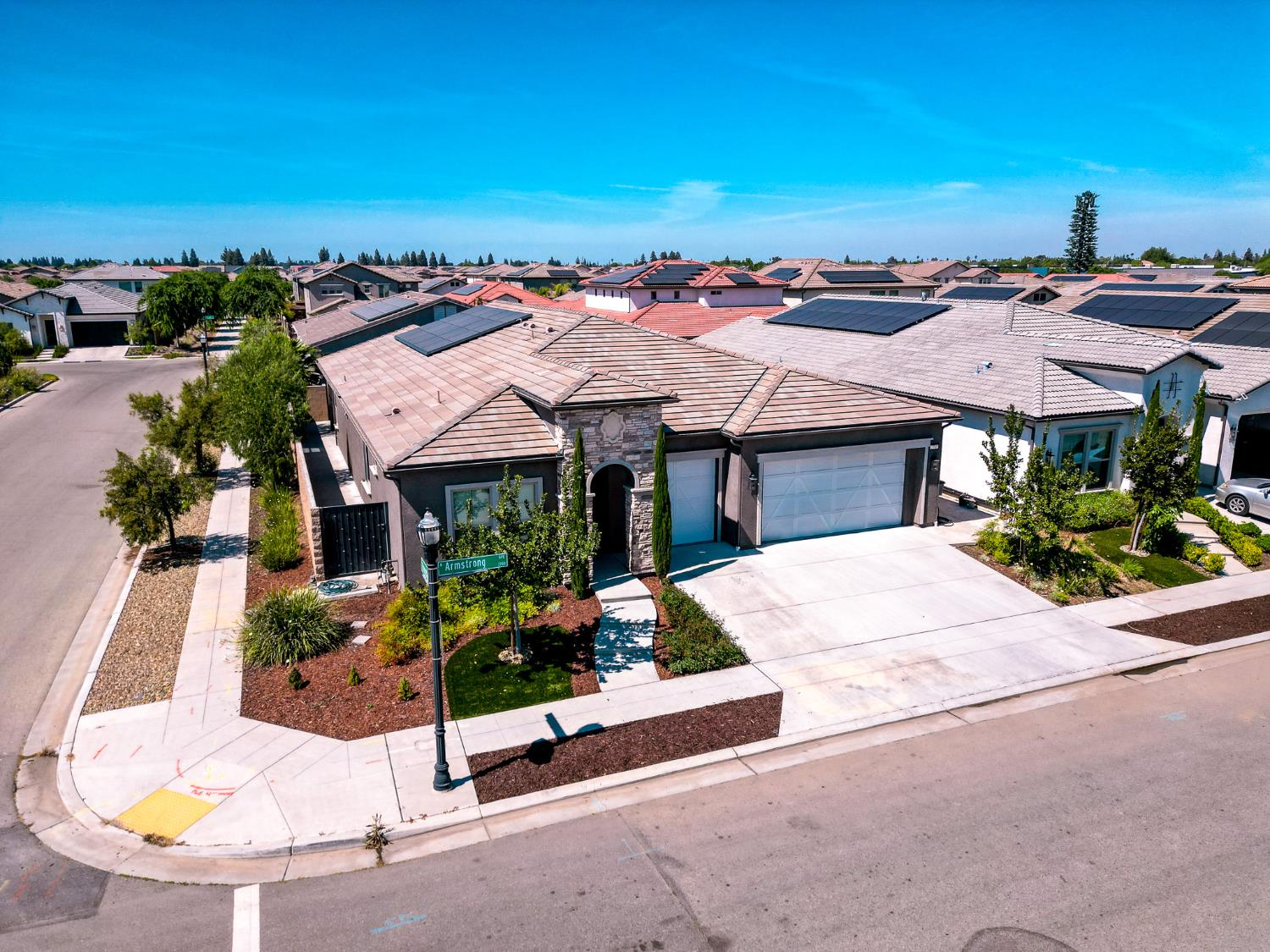 2785 N Armstrong Ave