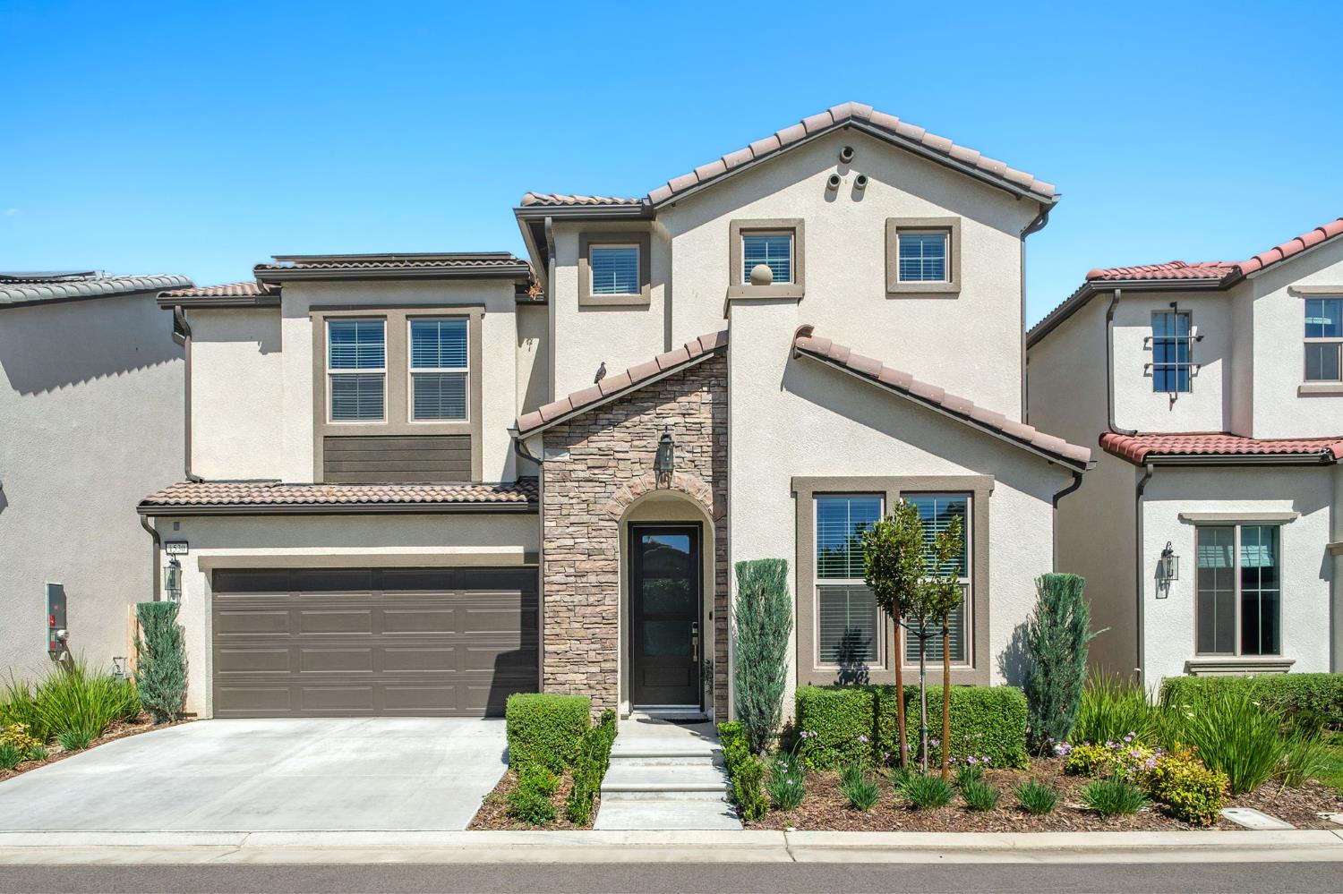 1530 E Via Lupino Dr