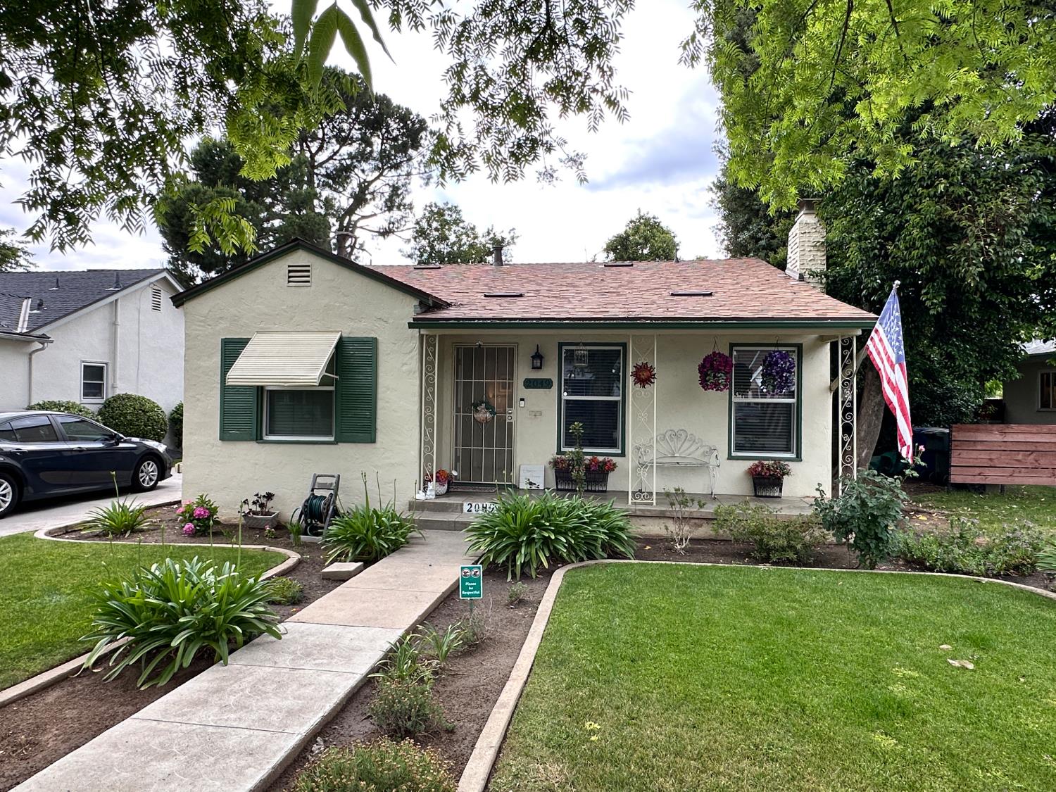 2049 N Adoline Ave
