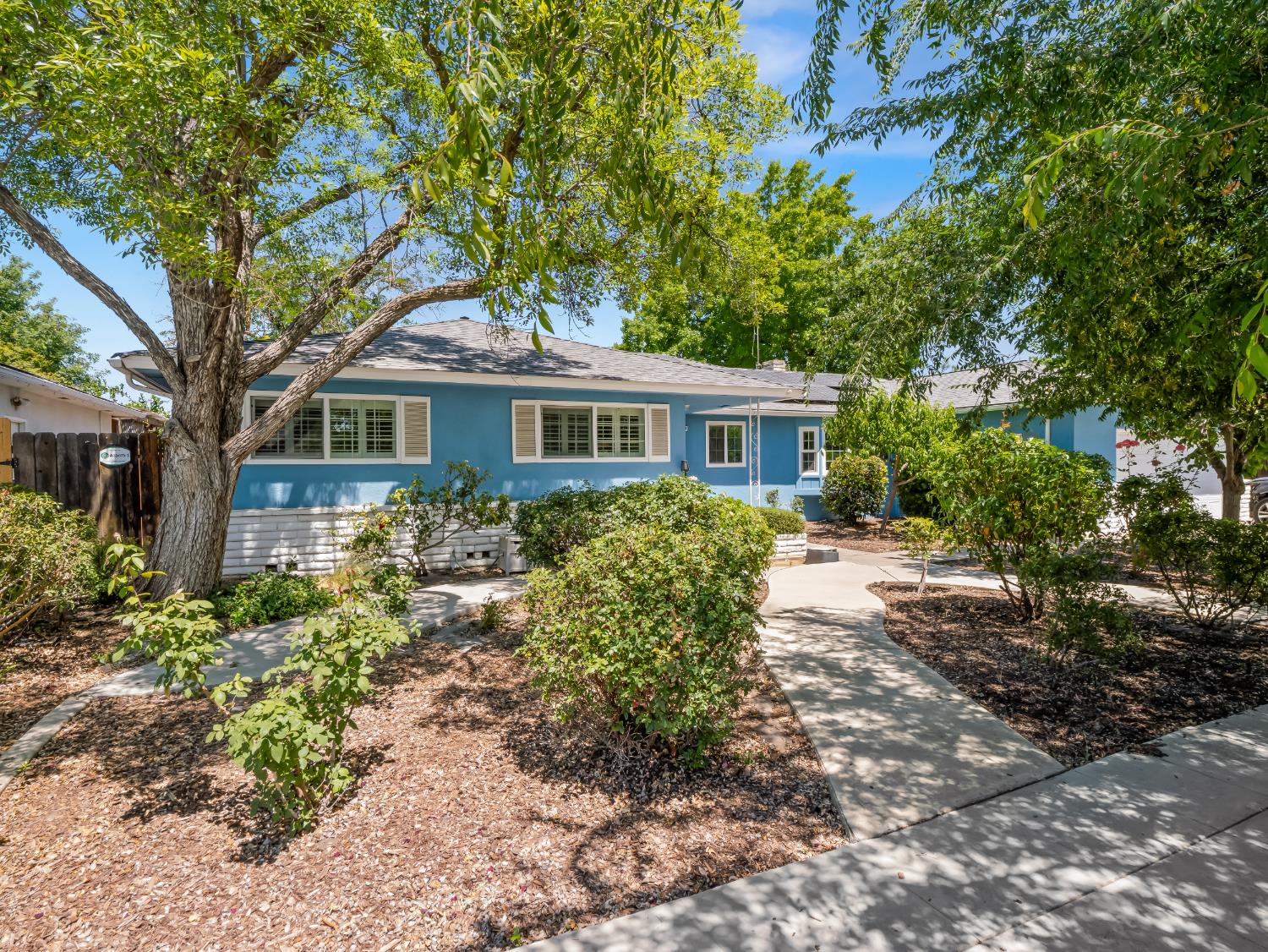 1528 E Escalon Ave