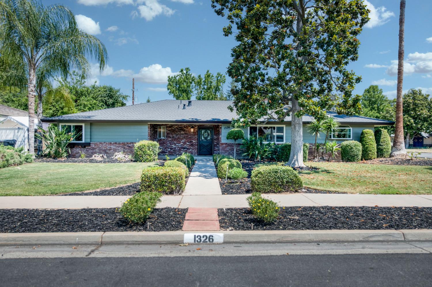 1326 W Escalon Ave