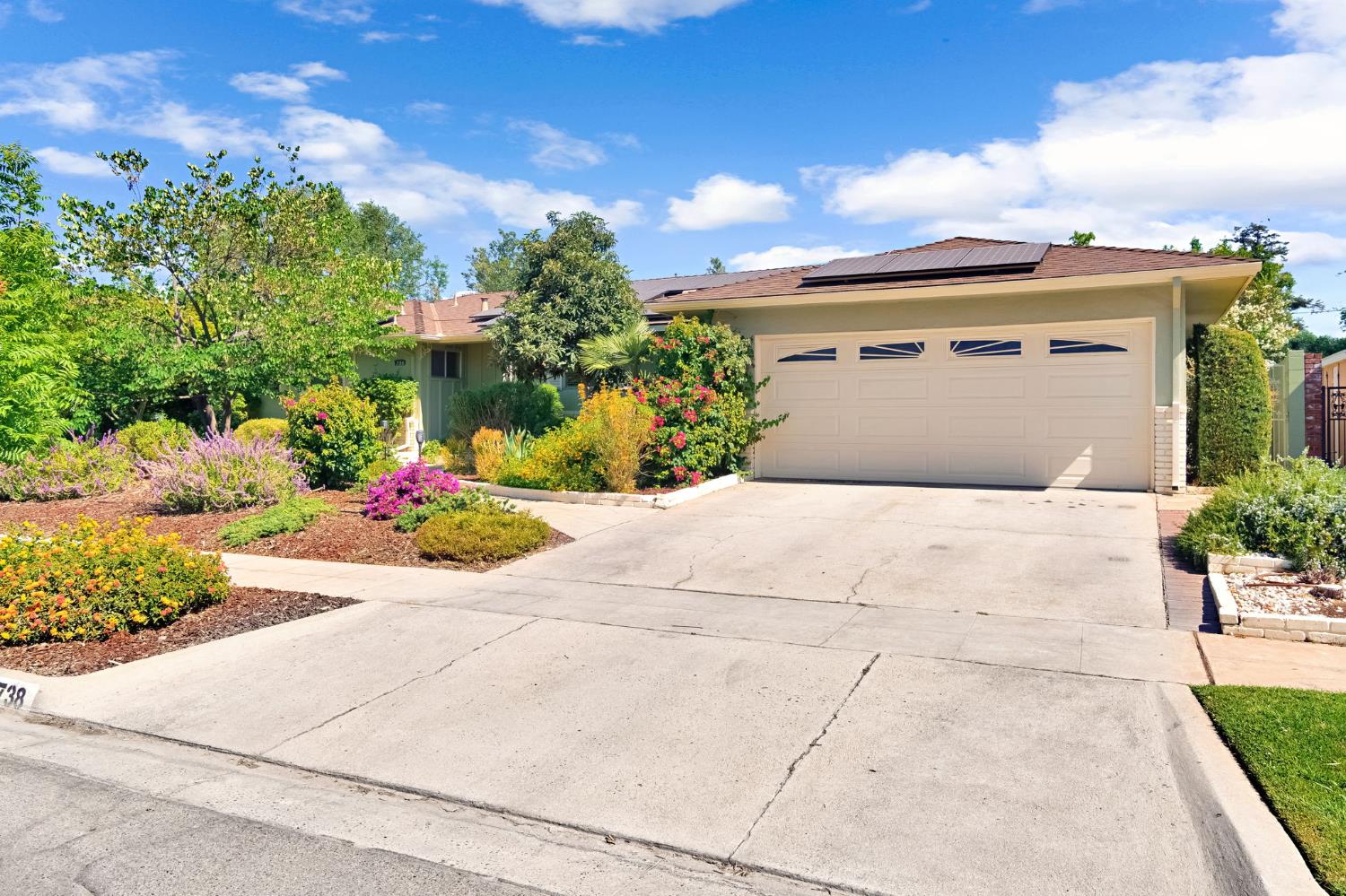738 W Alamos Ave