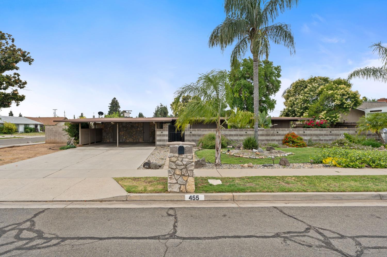 455 W Escalon Ave