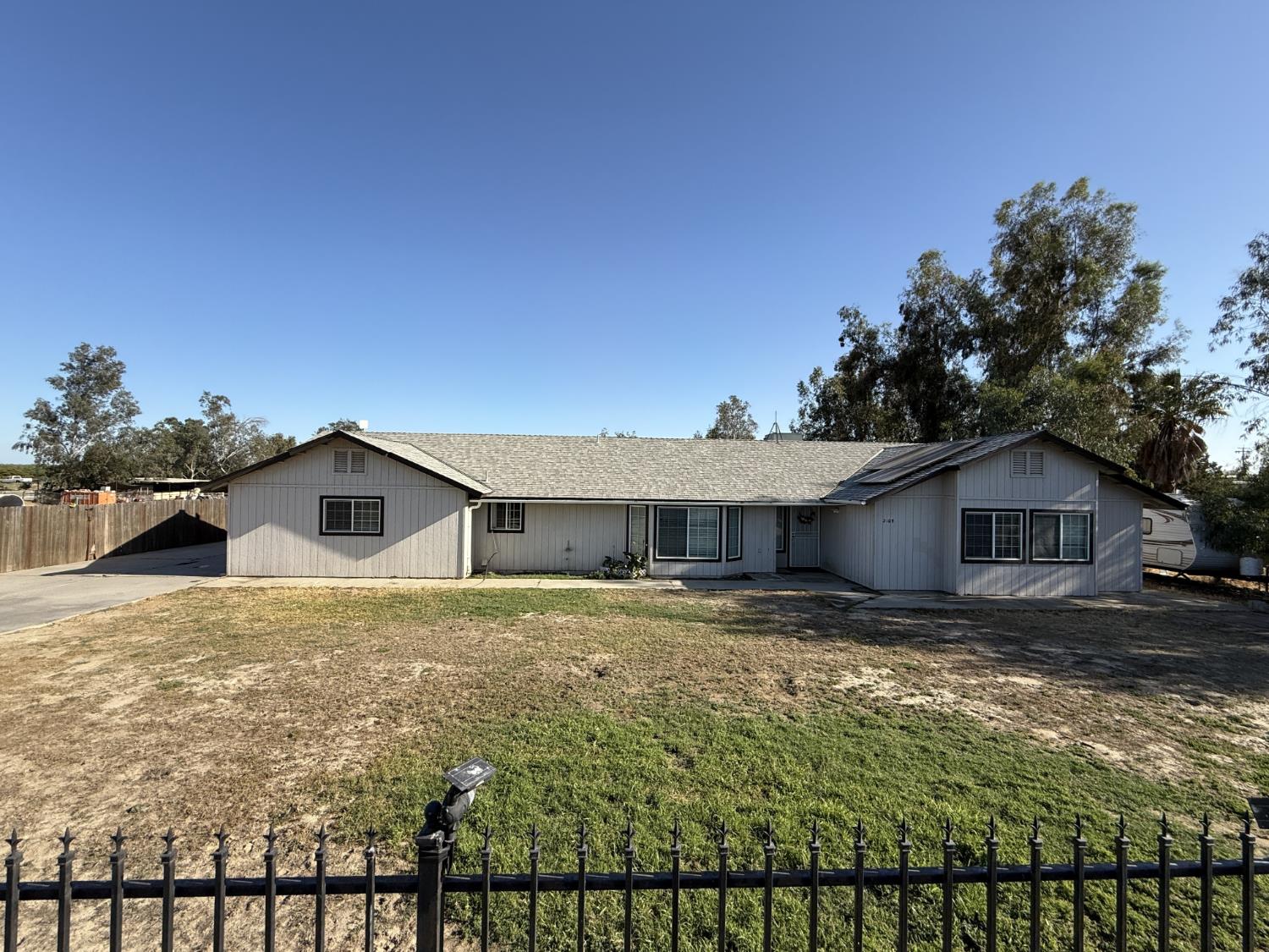 2109 E Dinuba Ave