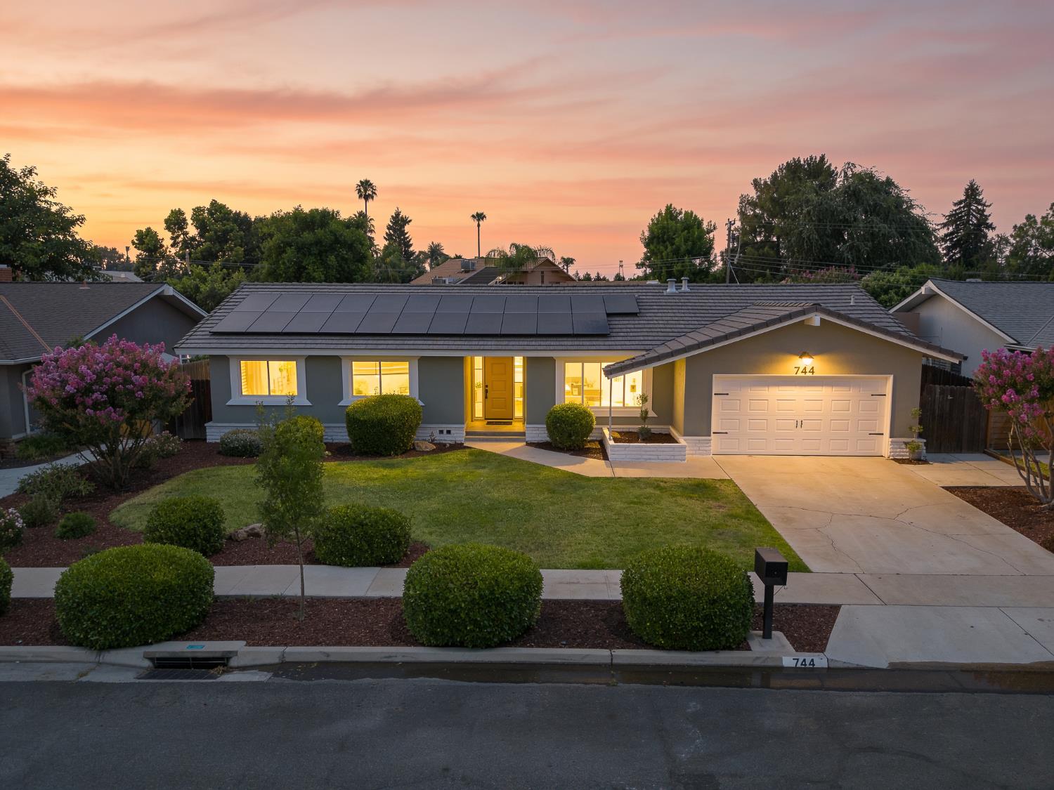744 W Palo Alto Ave